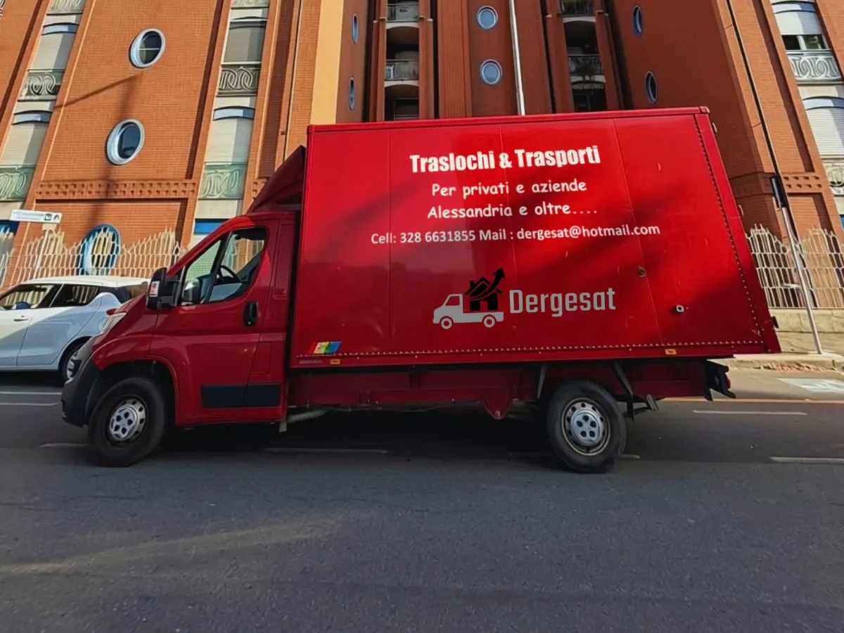 Furgone rosso Dergesat per traslochi e trasporti davanti a un condominio